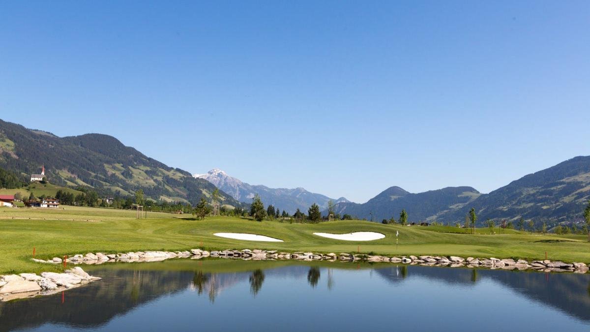 Unter den herrlichen Bergen der Zillertaler Alpen machen die Abschläge gleich doppelt Spaß. Im Golfclub Zillertal-Uderns können Anfänger und Fortgeschrittene auf einem 18-Loch-Platz zwischen Obsthainen und Teichlandschaften ihr Können trainieren., © Golf Alpin