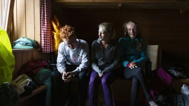 In den Bergen lernt man sich schnell und gut kennen. Oliver, Kiki und Anna (von links nach rechts) im Schlafsaal der Pfeish&uuml;tte.
