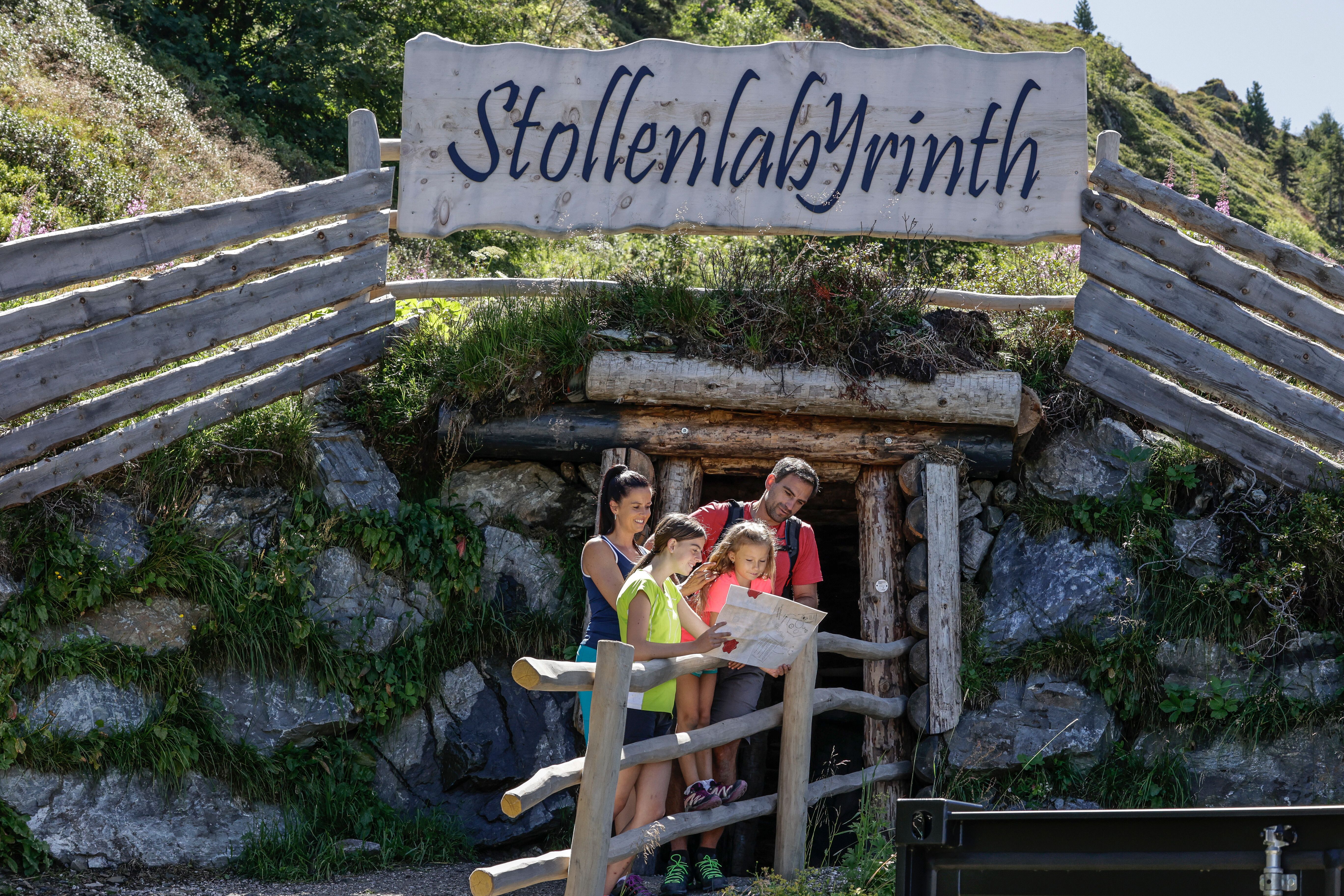 Erlebnisberg Spieljoch, Familie am nachgebauten Stolleneingang