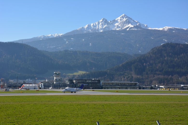 Der Innsbrucker Flughafen (INN) mit der Nockspitze im Hintergrund. In der Filmeinstellung ist im Hintergrund allerdings der Patscherkofel zu sehen., © Tirol Werbung - Angela Fuchs