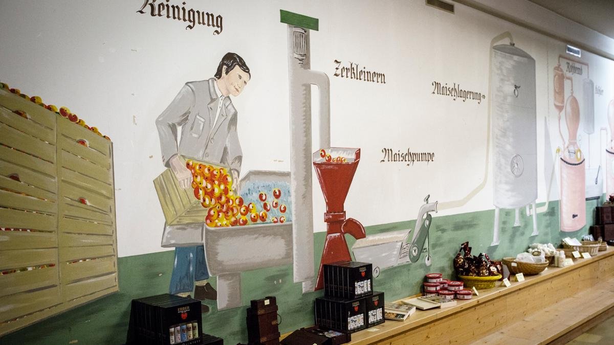 In der 400 Jahre alten Destillerie sind Gäste, die hinter das Geheimnis des Schnapsbrennens kommen möchten, herzlich willkommen – Führungen nach Voranmeldung!, © Tirol Werbung/Lisa Hörterer