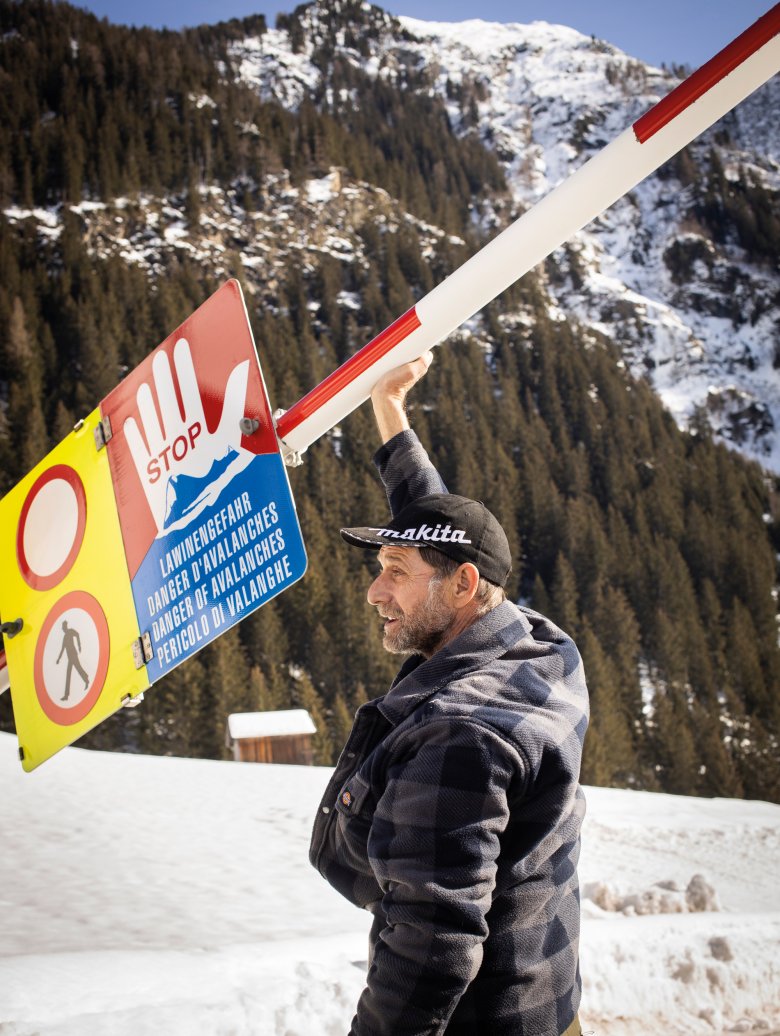 Fotograf Espen &uuml;ber das Motiv:&nbsp;&bdquo;Am Anfang meiner Reise bin ich direkt in eine Sackgasse gefahren. Das Tal, in das ich wollte, war wegen Lawinengefahr gesperrt. Ich war erst genervt, weil ich nicht weiterkam. Mit Lawinen hatte ich bisher keinerlei Ber&uuml;hrung gehabt und immer gedacht, dass sie sowieso fast nie vorkommen. Doch mit der Zeit habe ich verstanden, wie allgegenw&auml;rtig sie in Tirol sind. Dabei hat mir auch dieser Mann im Kaunertal geholfen, der mir sehr bereitwillig meine vielen Fragen beantwortet hat. Jetzt kenne ich nicht nur den Unterschied zwischen Lockerschnee- und Staublawine, sondern habe auch verstanden, wie routiniert die Menschen hier damit in ihrem Alltag umgehen.&ldquo;
