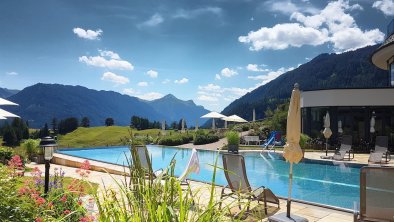 Panorama-Sportschwimmbeck mit traumhaftem Ausblick