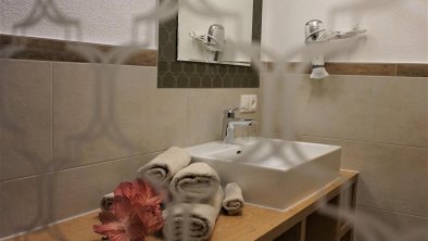 Badezimmer mit bodengleicher Glasdusche