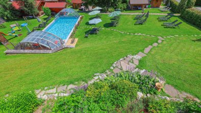 5000 m² Garten mit beheiztem und überdachtem Pool