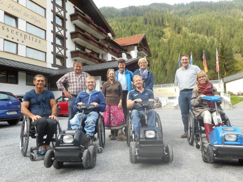 Harald, Tim, Christian und Eelke erleben die Angebote des Kaunertals im Rollstuhl. Hinten Charly Hafele vom Hotel Weisseespitze, Catherine, Florian Van der Bellen vom Tourismusverband Kaunertal, Dineke (Eelkes Mutter) und Christian (engagierter Mitarbeiter des Hotels Weisseespitze)., © Tirol Werbung - Esther Wilhelm