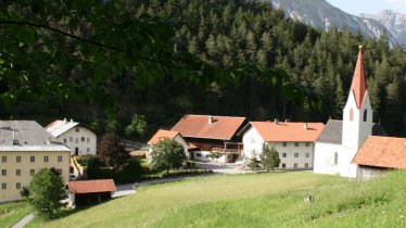 Kirche und Kloster unterhalb der Kronburg, © Tirol West