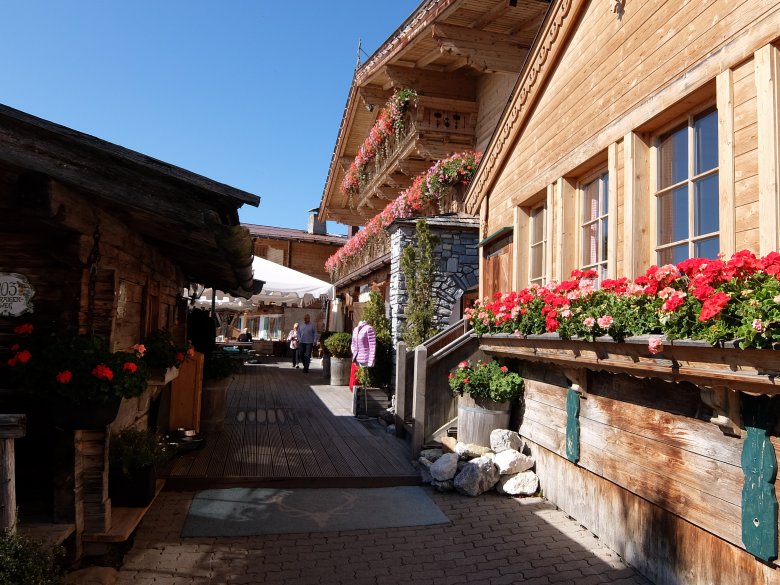 Bei Rosi in der Sonnbergstuben hoch über Kitzbühel trifft sich alles was Rang und Namen hat. Sehenswert!