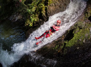             Den (symbolischen) Sprung in den neuen Abschnitt wagt man am besten beim Canyoning im Ötztal., © Area47 - Rudi Wyhlidal