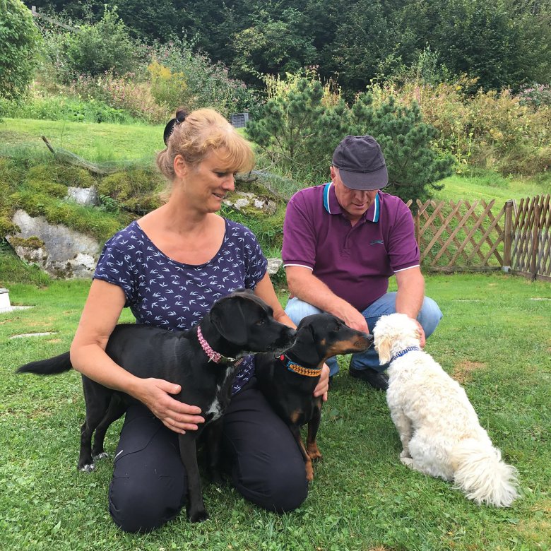 Gabi und Didi spielen gerne mit ihren Hunden im hauseigenen Garten.