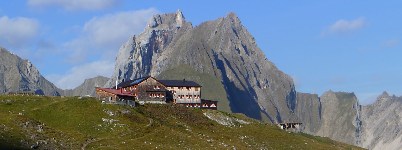 Memminger Hütte, im Hintergrund die Freispitze, © Memminger Hütte