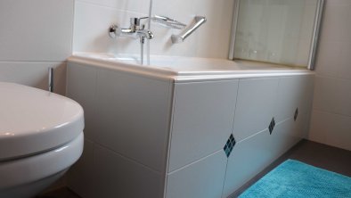 Ein Badezimmer mit Badewanne und Duschwand WC Waschmaschine Bade- und Hantücher grosses Fenster zum Lüften, © im-web.de/ DS Destination Solutions GmbH (tis2)