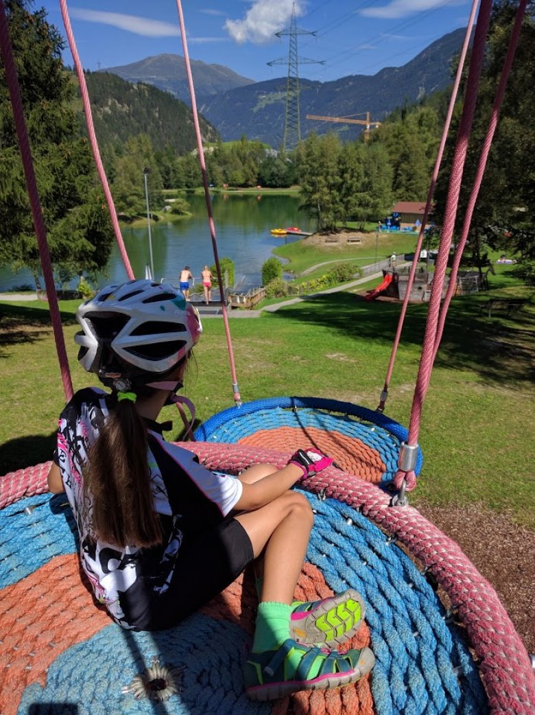 Die Schaukel am Badesee in Ried im Tiroler Oberland