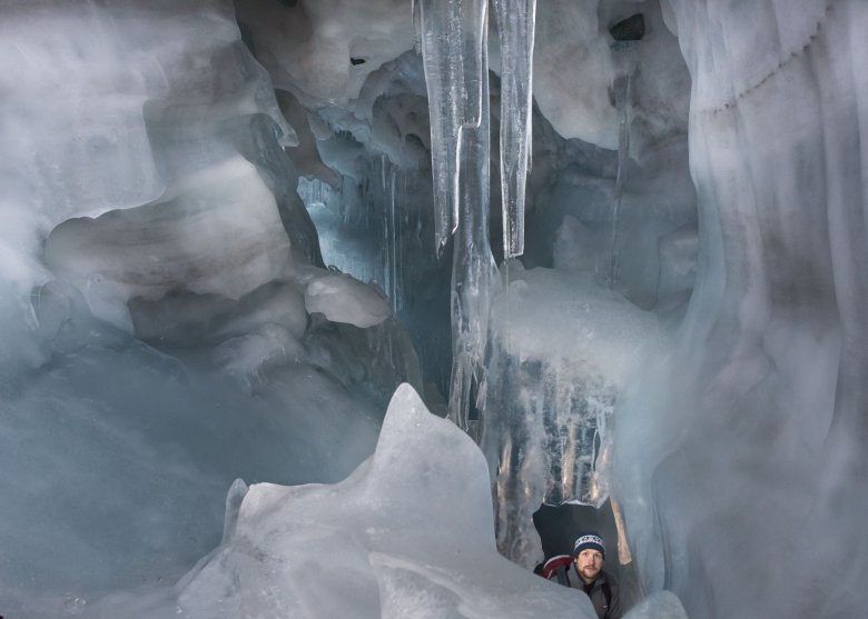 Der Natur-Eis-Palast am Hintertuxer Gletscher bietet&nbsp;unterschiedliche F&uuml;hrungen an, auch speziell f&uuml;r Kinder.
, © Archiv TVB Tux-Finkenberg