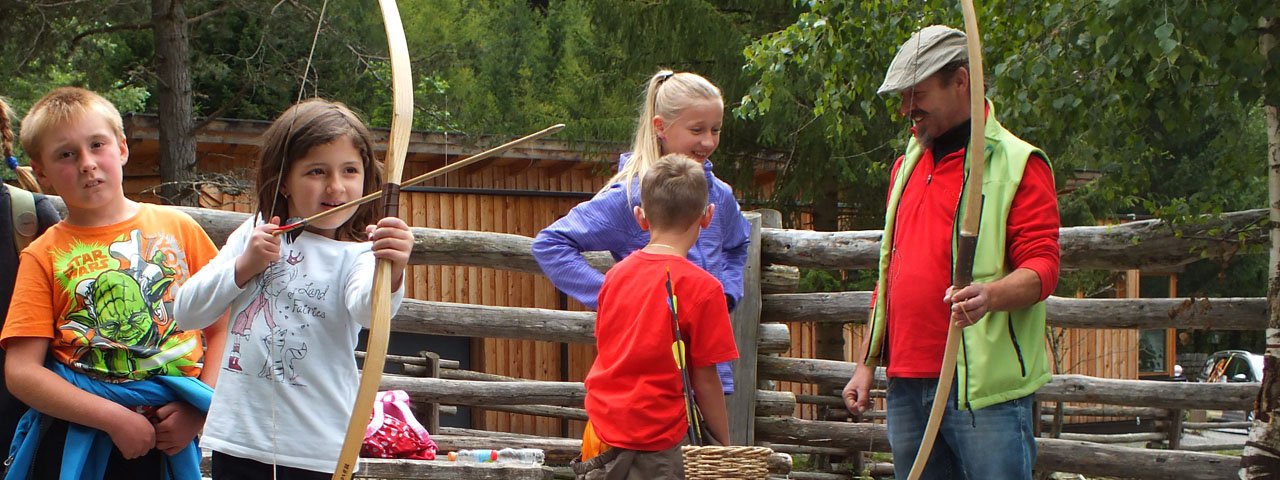 Anspannen, zielen, Schuss - beim Ötzi Weekend können sich Kinder an Pfeil und Bogen ausprobieren, © Ötzi-Dorf