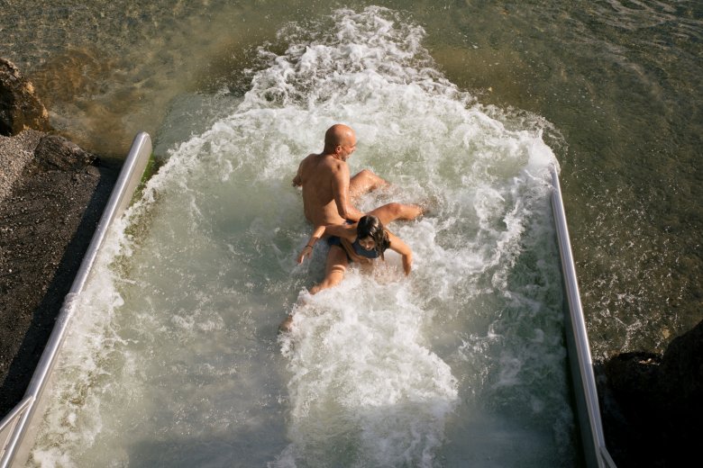             Stella und Christian haben viel Spaß beim Rutschen.
          