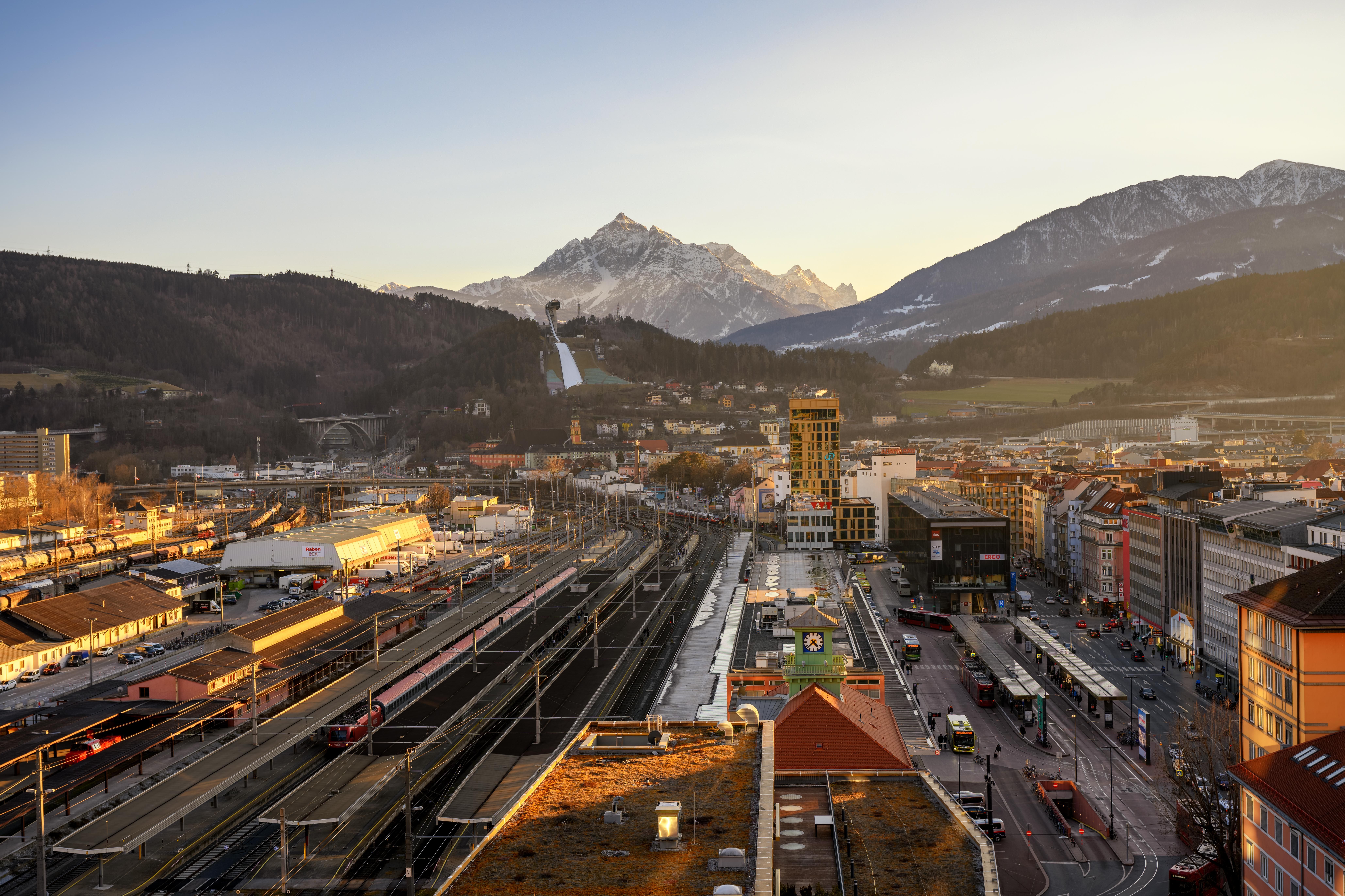 Bahnhof Innsbruck von oben mit Blick über die Stadt zur Serles
