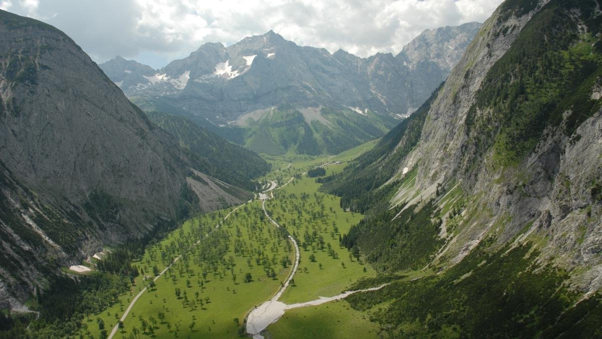 Umgeben von majestätischen Felswänden stehen mitten im Naturpark Karwendel 2.000 Ahornbäume, teilweise über 500 Jahre alt. Der Große Ahornboden befindet in der Eng auf einer Hochebene auf 1.200 Meter Meereshöhe. Er ist zu jeder Jahreszeit ein Erlebnis., © Alpenpark Karwendel/G.Haslwanter