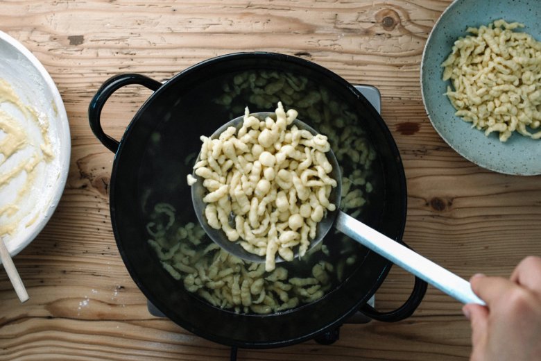 Schritt 3: Spatzln einmal aufkochen lassen und abseihen.