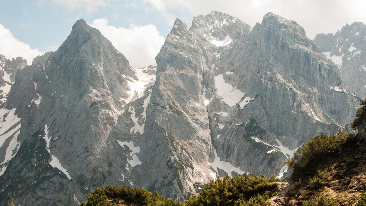 Fleischbank, Predigtstuhl und das Totenkirchl sind drei der berühmtesten Klettergipfel des Wilden Kaisers. Gemeinsam mit den Kitzbüheler Bergführern können Sie sich auf die Spuren der Alpingeschichte im an sechs Gipfeln im Wilden Kaiser wagen., © Jannis Braun