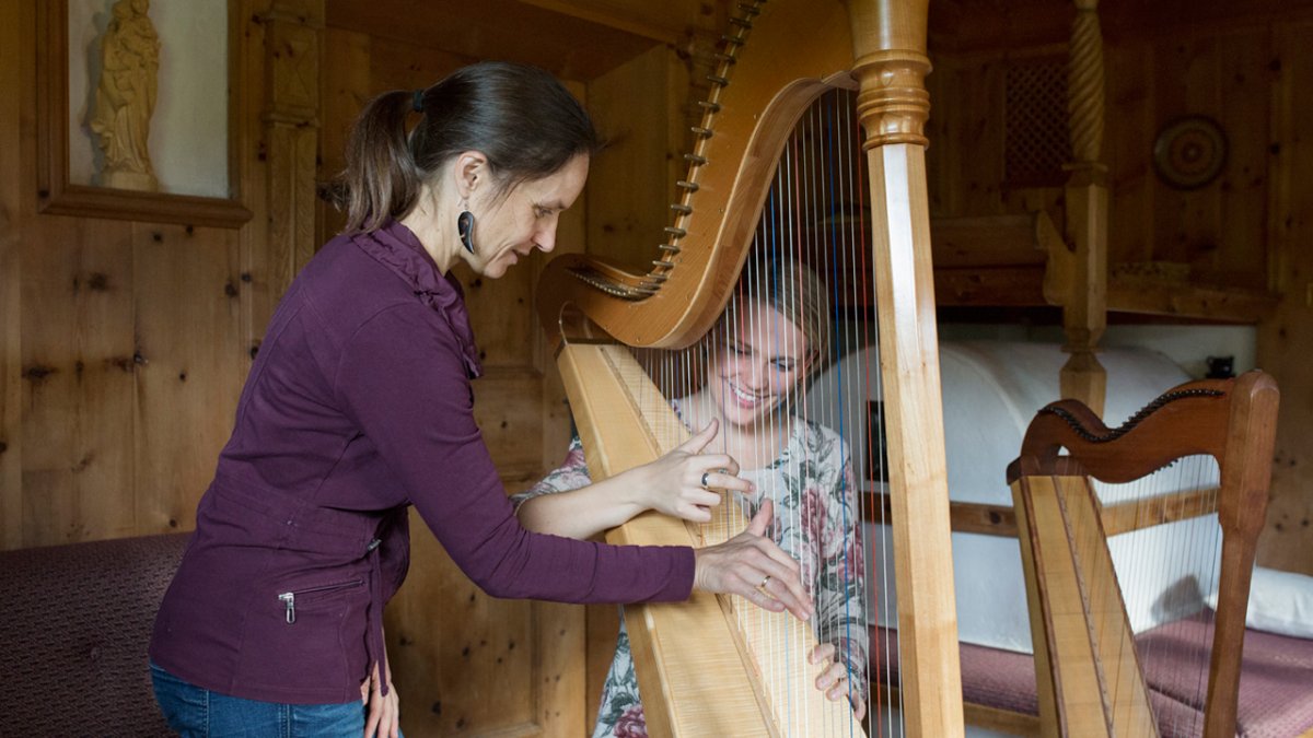 Annemarie Fritz ist Musikschullehrerin und bietet ihren G&auml;sten Harfenferien an., © Tirol Werbung/Lisa Hörterer