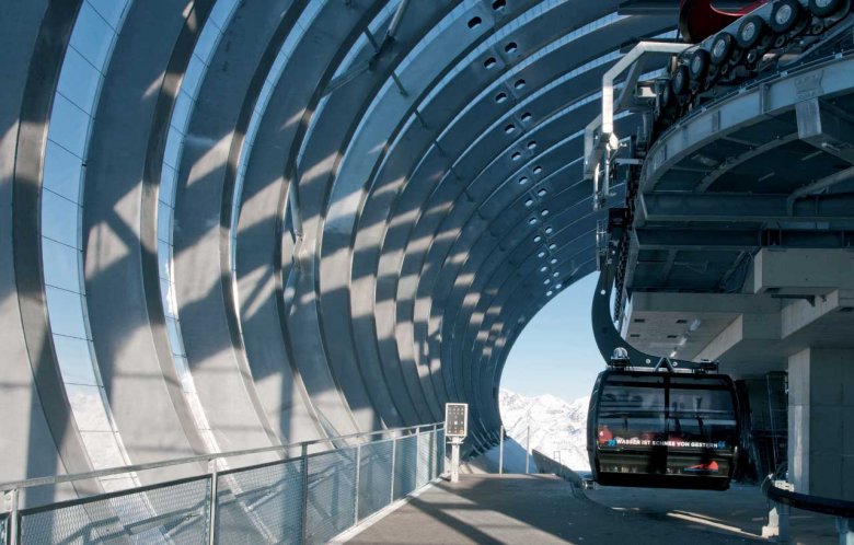 Der Ice Q und die Gaislachkogelbahn spielen bei den Tiroler Szenen im 24. Bond-Film „Spectre“ die architektonische Hauptrolle., © Ötztal Tourismus