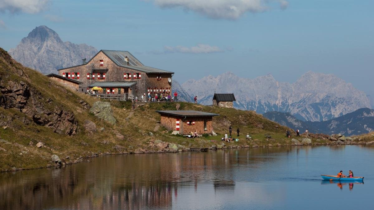 Sie ist landschaftlich besonders reizvoll und auch für Familien geeignet – die Wanderung zum idyllischen Wildsee. Oben angekommen, lockt das Wildseeloderhaus zur Einkehr. Der See liegt oberhalb von Fieberbrunn auf 1.847 Metern Höhe, umrahmt von Bergkuppen., © Tirol Werbung/Uhlig Bernd