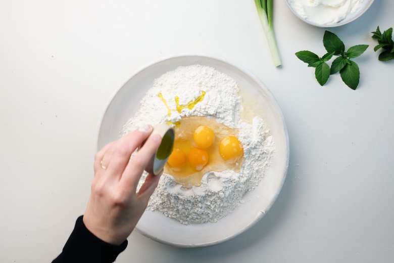 Schritt 1: Mehl mit Salzvermischen, Eier und Oliven&ouml;l unterr&uuml;hren.