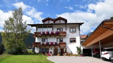 Haus-front-3-mit-carport