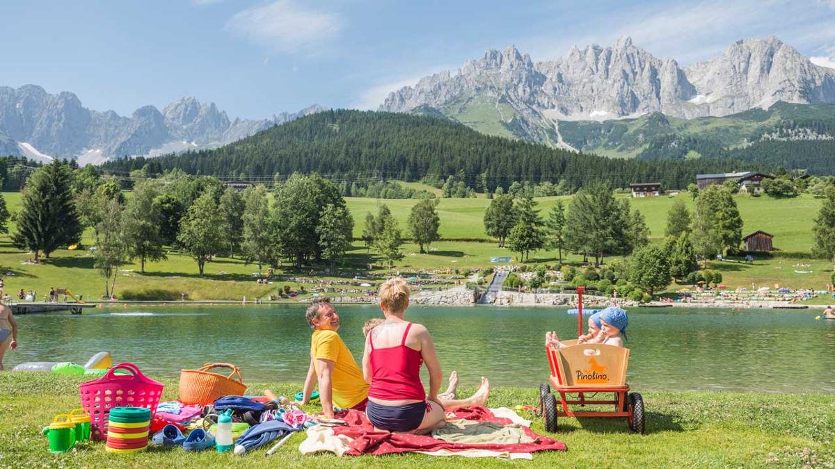 Direkt am Waldrand mit Panoramablick auf das Kaisergebirge liegt der Goinger Badesee. Eine internationale Jury kürte ihn zum schönsten Naturbadesee Tirols - und das nicht nur, weil er beständig von den Quellen des Wilden Kaisers gespeist wird., © TVB Wilder Kaiser/Peter von Felbert