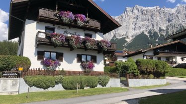 Haus Arnika mit Zugspitze