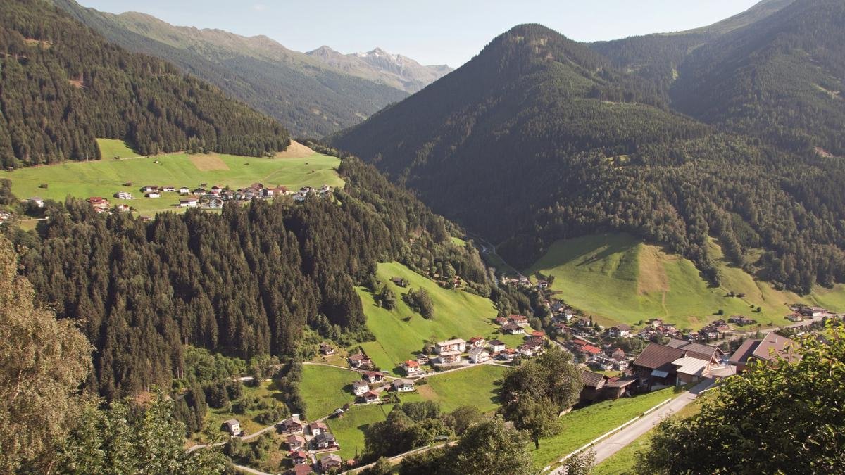 Westlich von Innsbruck lockt das ruhige Sellraintal mit seinen schönen Bergsteigerdörfern. Traumhafte Pfade wie der Sellraintaler Höhenweg auf 2.000 Metern laden zum Wandern ein. Das Tal endet mit Kühtai, Österreichs höchstgelegenem Wintersportort., © Innsbruck Tourismus/Roland Schwarz